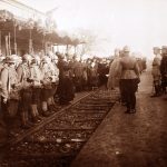 Generalul H. Berthelot salută poporul și oficialii veniți să îl întâmpine în gara Alba Iulia, fotografie realizată de Samuilă Mârza, 31 decembrie 1918